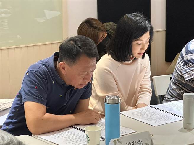 《清明時節》男女主角游安順、張玉嬿認真讀劇。（綠光創藝提供）