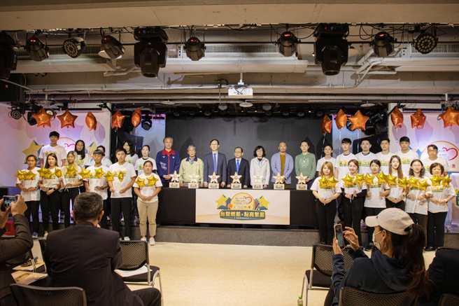 台塑燃星计画暨台塑未来之星记者会，全体贵宾与选手共同合影留念。（台塑企业暨王詹样公益信托提供）