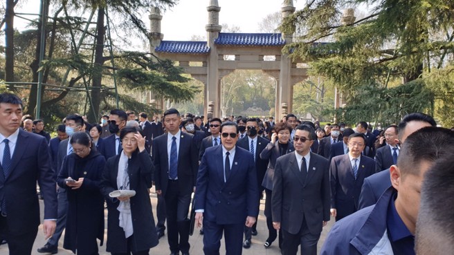 前总统马英九的大陆行万眾瞩目，频频喊出的中华民国表述也令蓝营振奋不已。（蓝孝威摄）