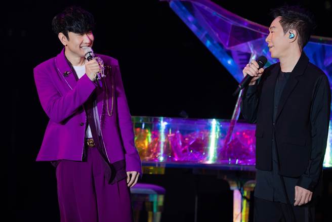 林俊傑日前在香港邀來黃貫中對唱，引起尖叫。（JFJ Productions提供）