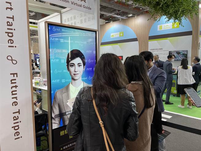 民眾前往台北市愿景馆入口附近，便能见到一台大型直立萤幕，站在前方即可向萤幕里的虚拟导览员提问。（蔡佩珈摄）