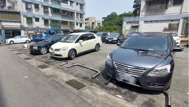 ▲当初国产署已经要用U形栅栏封闭的暖暖区正荣2号桥前空地，经各议员与立委争取下，已暂缓封闭。（林旻勋办公室提供／徐佑升基隆传真）