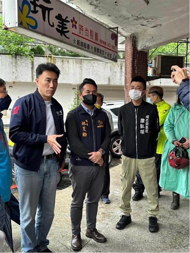 ▲市议员林沛祥（左）、市议员林旻勋（中）共同出席会勘了解国产署封地原因，并协调暂缓封闭。（林旻勋办公室提供／徐佑升基隆传真）