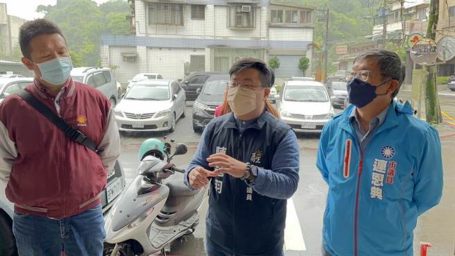 ▲同时也协调争取缓封的市议员陈冠羽（中）、连恩典（右）。（陈冠羽办公室提供／徐佑升基隆传真）
