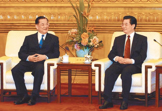 前总统马英九27日抵达上海，展开为期12天的祭祖与交流之行，许多人也拿来对比2005年时任国民党主席连战访陆。图为2005年4月29日，时任中共中央总书记胡锦涛（右）在北京人民大会堂会见时任中国国民党主席连战。（新华社）