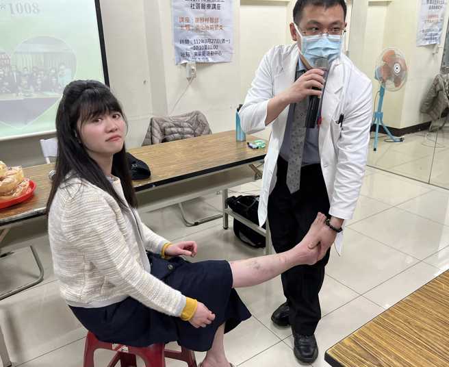 高嘉瑜分享被骨科醫師抓起腳踝的照片，一臉無奈表情似透露擔心自己腳部傷勢的心情。（圖／取自高嘉瑜臉書）