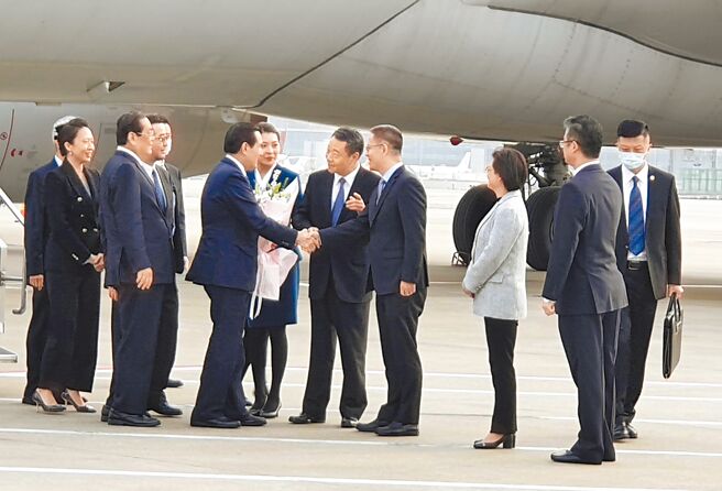 前总统马英九27日抵达上海，国台办副主任陈元丰、上海市台办主任锺晓敏、上海台办副主任李骁东等人至停机坪迎接，并与马握手致意。（蓝孝威摄）