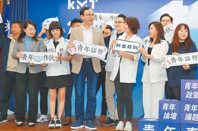 国民党27日公布第二届青年事务委员会委员名单， 党主席朱立伦（中）表示艰困选区会号召「蓝军新战士」，欢迎年轻人投入挑战，相信年轻人的勇气可以感动选民，获得支持。（季志翔摄）
