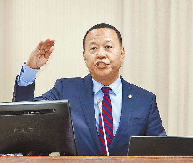 国防部副部长柏鸿辉（见图）27日表示，二胆上兵陈嘉壎的情况「算是逃兵」，金门地检署已对他发布通缉，并强调已向各部队加强宣导这种行为是不允许的，若在战争时期，敌前逃亡就是死刑。（刘宗龙摄）