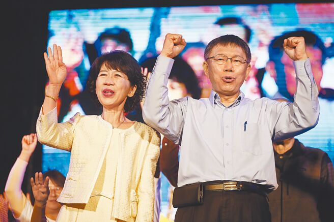 柯文哲（右）澄清與太太陳佩琪（左）會聊一些政治議題的看法，「她不會去選舉的」。（本報資料照片）