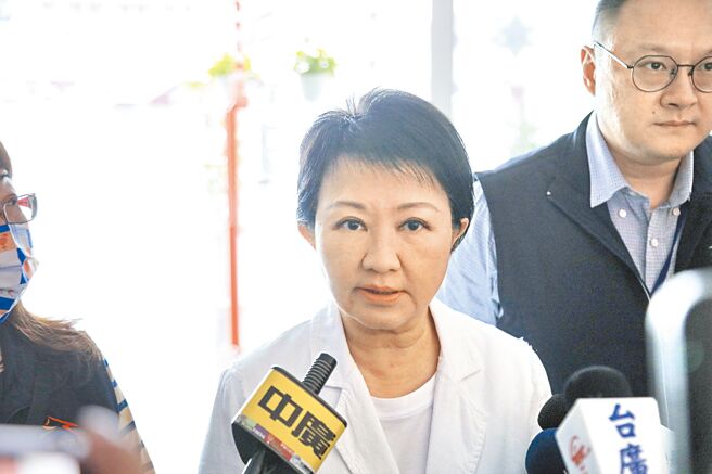 針對台中市2月發生高中生疑遭師長霸凌輕生的事件，台中市長盧秀燕（中）指出，學校的調查過度消極且疑點重重。（林欣儀攝）全國各縣市安心專線1925