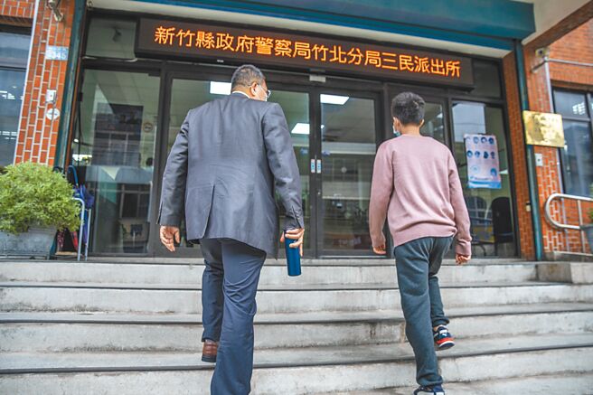 洪姓家长带儿子到派出所，控告校长朱家明涉嫌妨害名誉和妨害自由罪。（罗浚滨摄）