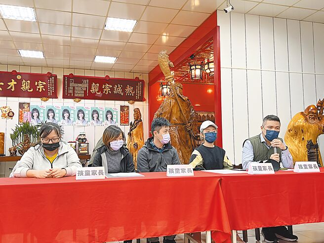 桃园在地经营27年、评鑑甲等的准公共托婴中心爆出虐童，5名家长27日拿出示意图出面控诉谴责。（蔡依珍摄）