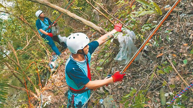 花莲县秀林国中「绳索队」10名学生净山，以绳索垂降太鲁阁东西横贯公路牌楼下方崖壁，清出250公斤垃圾。（花莲县秀林国中提供／罗亦晽花莲传真）