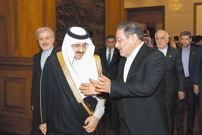 伊朗和沙乌地阿拉伯外交部长已同意在斋戒月期间会面。图为沙乌地阿拉伯国务大臣兼国家安全顾问艾班（左）与伊朗最高国家安全委员会秘书沙姆哈尼（右）交流。（中新社）