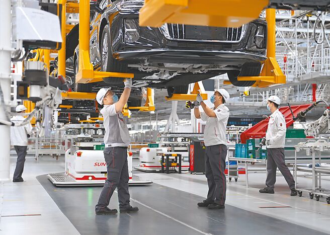大陆今年前两个月的工业企业利润衰退22.9％。图为吉林长春的中国一汽红旗制造中心的工厂。（中新社）