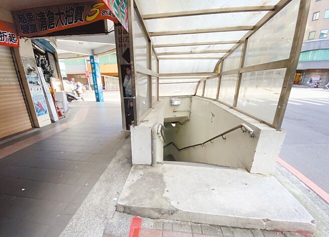 新北市持续推动閒置人行地下道封闭废除作业，位于永和乐华夜市外的中山永平地下道也在今年2月废除。（新北市工务局提供／吕健豪新北传真）
