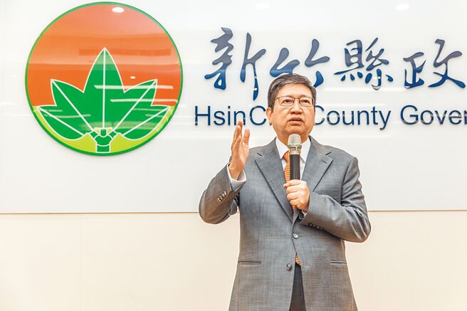 新竹县长杨文科衡量县府财政，决定维持排富后续发敬老礼金1万元。（罗浚滨摄）