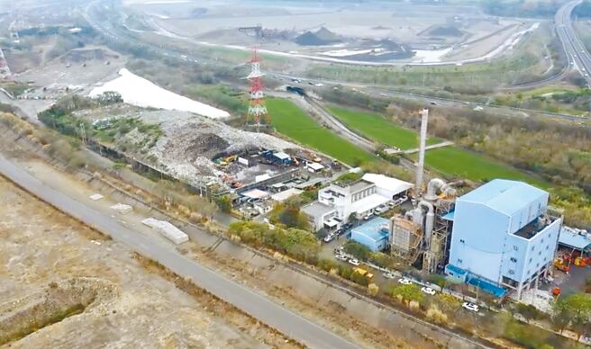 環保署強調，草屯鎮小型焚化爐（右下）6月起將拆除，預估9月運除鳥嘴潭畔大部分垃圾。（立委蔡培慧提供／楊靜茹南投傳真）