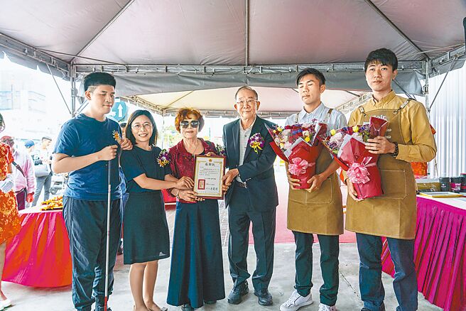 立堡集团巨鼎建设总裁林进和（右三）捐100万协助爱之光，爱之光协会秘书长顏平芳（左二）相当感动。（爱之光协会提供／林欣仪台中传真）