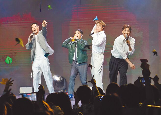 涂善存（左起）､陈廷轩､林辉瑝、张瀚元以〈纸飞机〉和粉丝相互祝福。（益极娱乐提供）