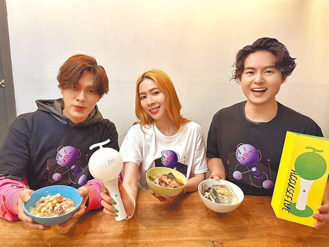 告五人云安（左起）、犬青、哲谦为4月攻蛋喝补汤强身。（相信音乐提供）