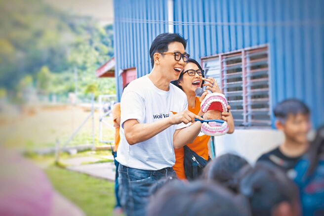 品冠日前飞沙巴土立爱心探访。（马来西亚世界宣明会）