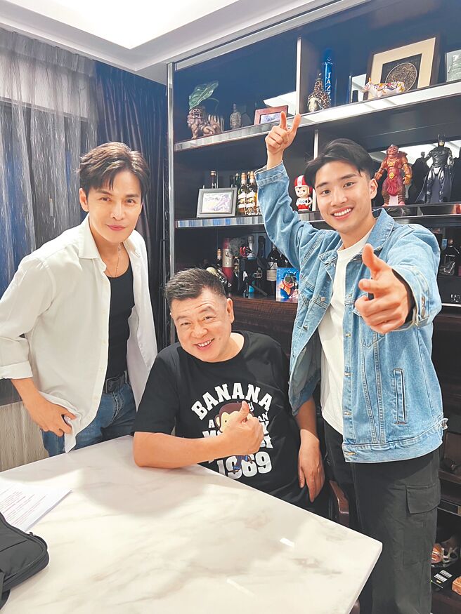 孫德榮（中）說喬傑立的3位藝人分別是他、Gino（左）和凱文羊。（孫德榮提供）