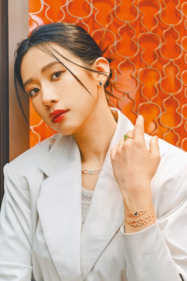 赵岱新戴上Qeelin珠宝，展现春天繁花盛开的浪漫气氛。（Qeelin提供）