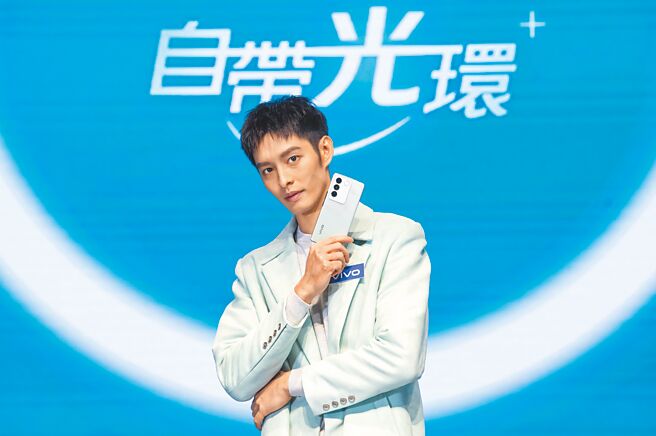 vivo找曹佑寧拍形象影片，他透露女友王净拍照喜欢手比5，自己则偏爱左脸示人。（vivo提供）