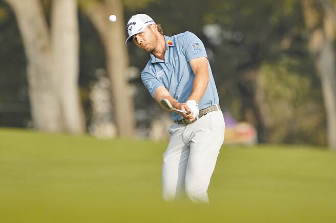 高尔夫伯恩斯7战全胜笑夺冠军杯