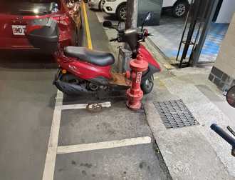 消防栓上有停車格 網友：這是陷阱嗎？