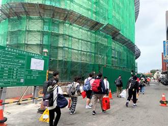 獨》馬公港遭爆港務大樓趕工 上萬遊客穿梭「工區」恐釀工安意外