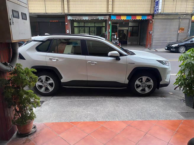 一名网友说日前把住家路边让一名车主借停，没想到此后对方屡次直接「停入骑楼」，还会擅自移动骑楼的机车，他向对方劝说也没用。（翻摄自脸书「爆怨公社」）