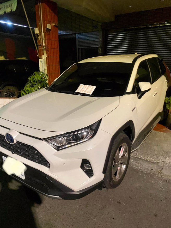 一名网友说日前把住家路边让一名车主借停，没想到此后对方屡次直接「停入骑楼」，还会擅自移动骑楼的机车，他向对方劝说也没用。（翻摄自脸书「爆怨公社」）