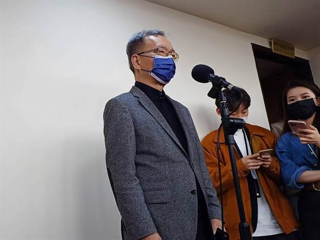 立法院社福及卫环委员会今天逐条审查再生医疗双法，对于民团忧心病患恐花大钱当白老鼠，卫福部长薛瑞元今天受访表示「这是很大的误会」。（王家瑜摄）