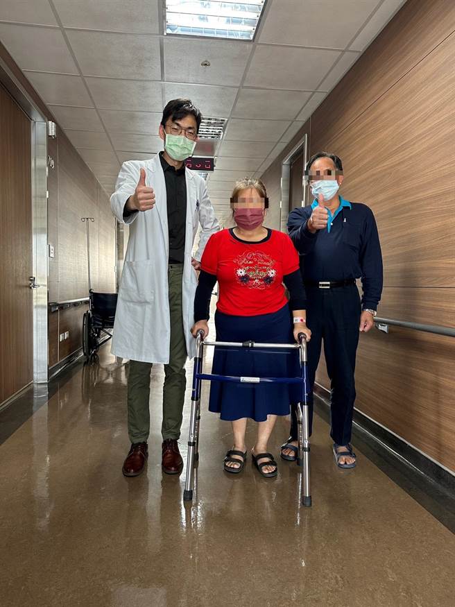 林女士经接受人工髋关节置换术后隔天已可下床走路，开心的与赵子镕医师合照。（长安医院提供／冯惠宜台中传真）