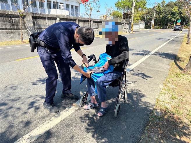 高雄市燕巢區吳姓老翁日前獨自出外訪友迷路，警方協助他回家。（翻攝照片／林瑞益高雄傳真）
