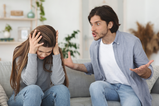 白瑜老师点名天蝎座、摩羯座及巨蟹座喜欢在感情中「全面控制」对方。（示意图／Shutterstock）