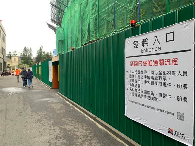 清明连假每天有1万多人在工区排队、通关，频繁进出恐酿大型工安意外，业者呼吁交通部航港局与澎湖县政府能尽快介入协调，以免发生意外重创澎湖形象。（张茂雄摄）