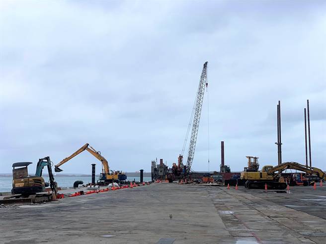 马公港港务大楼的商务饭店楼层，在标租给雄狮旅行社之后进行外墙施工，工期到112年11月4日才会完成，目前整座大楼搭起鹰架积极赶工中。（张茂雄摄）