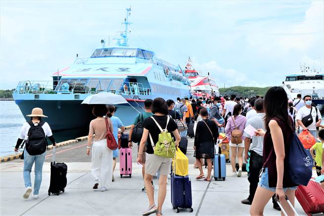 马公港邮轮专用码头目前正整建中，工期到112年12月，云豹蓝鹊号必须跟联营客轮「借停」，抢船席问题会严重影响观光品质，造成航班误点或搭错船的风险。（张茂雄摄）