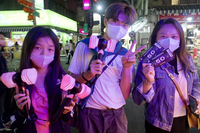 高市经发局推出商圈夜市优惠券活动，商圈夜市店家摊商业绩成长。（柯宗纬翻摄）