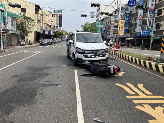 彰化一辆救护车28日上午要前往载运病患路上，途经员林莒光路及161巷交叉路口时，遭161巷内衝出的机车骑士直接撞上，造成机车骑士身上多处骨折、脾臟破裂等。(民眾提供／吴建辉彰化传真)