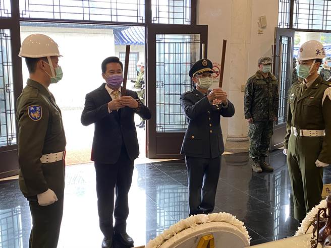 典禮由金門縣長陳福海（右二）、金防部指揮官陳忠文（右一）共同主祭，傳達地方感念先烈為國家犧牲奉獻的氣節。（于家麒攝）