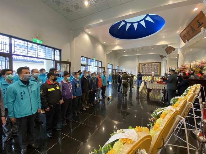 與祭者和陪祭者包括各鄉鎮長、縣府各局室主管、各機關單位首長、軍民官兵代表等，場面莊嚴肅穆。（于家麒攝）