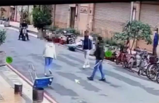 监视器拍下2人衝突过程。（警方提供）