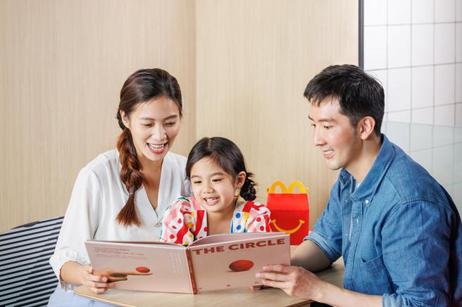 台湾麦当劳为推广亲子共读，首次跨界书店打造亲子共读区 。（图／台湾麦当劳提供）