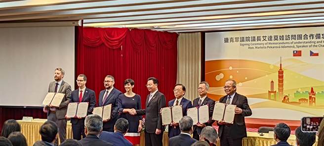 捷克眾议长艾达莫娃所率领访团将于今日离台，在离台前外交部也举行访团记者会，双方在会中签署共11项合作声明与备忘录。(邱新博摄)
