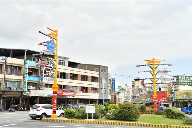 花莲县吉安乡南埔加油站前的槽化岛电杆的彩绘逐渐斑驳，且上头电线繁杂交错，经乡公所重新粉刷，协调电线所属单位将电线地下化，让槽化岛重见天际，提升市容质感。（吉安乡公所提供／罗亦晽花莲传真）